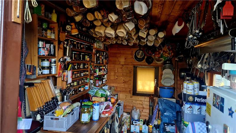 Campingplatz Prahljust: Wenn Menschen ihr Zuhause abreißen müssen Hier wird jeder Zentimeter genutzt: Die Hütte von Anke und André ist besser ausgestattet als so manch andere Küche. An den Decken und in den Schränken hängen und stehen viele Gewürze.