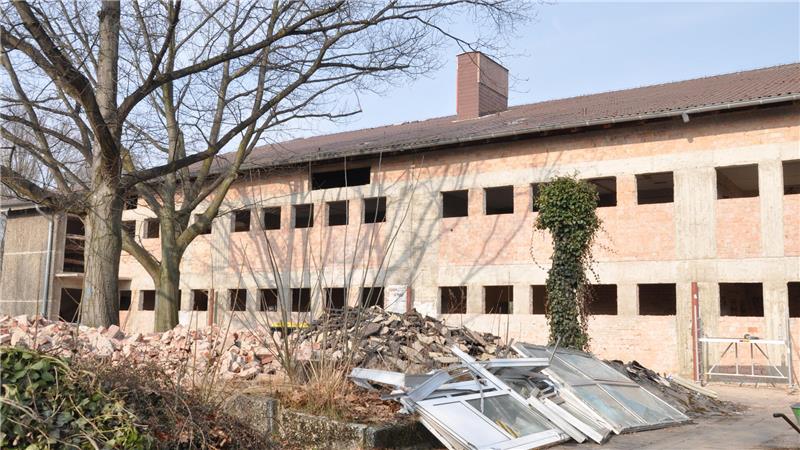 Hier wird saniert: Die fensterlose Halle wird nicht komplett abgerissen, sondern in großen Teilen saniert.