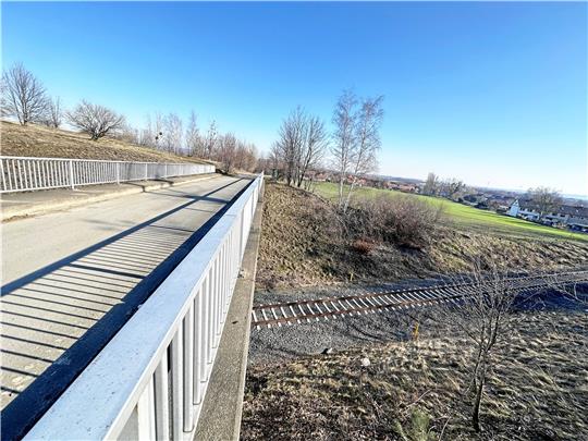 Hier, zwischen Kaltenfelder Straße und der Landstraße nach Oker, soll nach aktuellem Planungsstand die Umgehung entlangführen. Dafür müsste allerdings auch eine neue Brücke über die Bahnlinie nach Goslar gebaut werden.  Foto: Schlegel