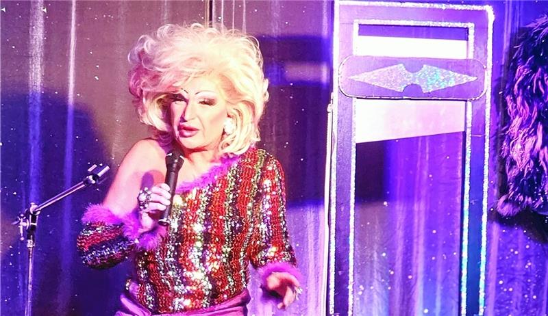 High Heels, Perücken, Glitzer und Glamour, Klamauk und Kalauer prägen den zweistündigen Auftritt der geballten männlichen Weiblichkeit. Dazu gehört auch der Treuetest: Das Fallbeil fährt herab, aber Markus behält seinen Kopf. Die Show war der Einstand für die Kleinkunstbühne im Altenauer Alten Backhaus. Foto: Weiss