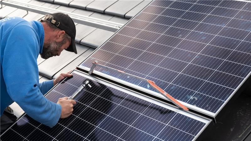 Hightech-Arbeit: Die Montage einer Solaranlage sollte ein Profi übernehmen.