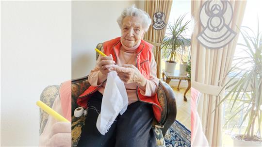 Hilde Wedde ist eine an anderen Menschen, an ihrer Umgebung und am Weltgeschehen interessierte Frau, ist eine gute Zuhörerin. Und sie hat selbst viel zu erzählen, hat sie doch auch viel erlebt seit 1924. Ist sie für sich, liest sie und macht Handarbeiten. Noch immer häkelt sie – und zwar sehr filigrane Maschen. Foto: Potthast