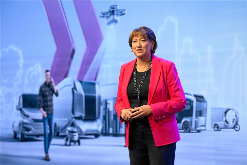 Hildegard Müller, Präsidentin des Verbandes der Automobilindustrie (VDA), hält einen Vortrag bei der Eröffnung des Deutschen Verkehrsgerichtstages. Foto: Stratenschulte/dpa