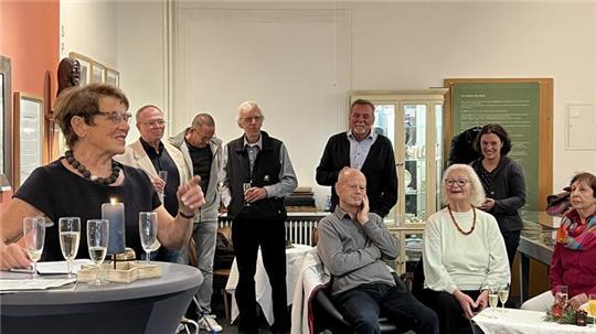 Hildegard Steffens (l.) begrüßt die Gäste zur Wiedereröffnung des Hahnenkleer Heimatmuseums.