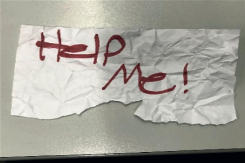 Stück Papier mit Hilferuf rettet entführte 13-Jährige «Hilf mir»: Diese stück Papier hielt das Mädchen aus dem Auto hoch.