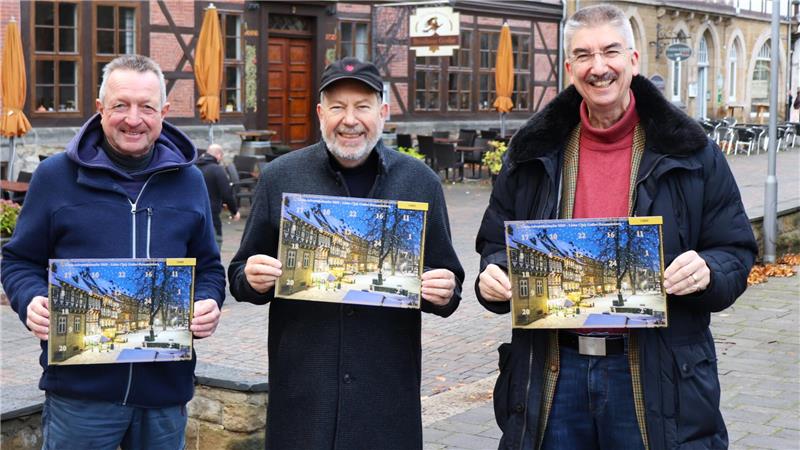 Der Goslarer Lions-Adventskalender ist wieder zu kaufen Michael Mayr, Hartmut Prüssner und Präsident Rolf Brill präsentieren den neuen Adventskalender des Lions-Clubs.