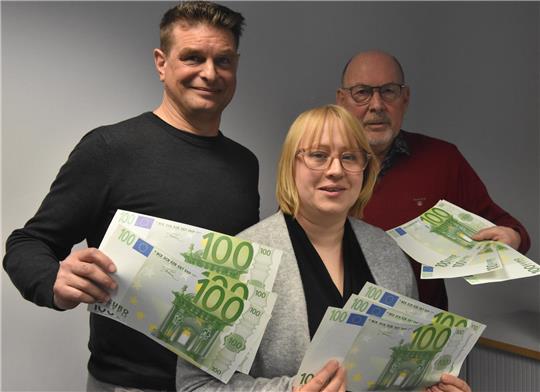 Hilfe für eine Familie in Not: Lions-Präsident Claas Kirchner (von links), Schulsozialarbeiterin Viktoria Schimansky und Eike Hulsch, der Vorsitzende des Vereins Leben mit Krebs überreichen eine Spende an vier Kinder einer an Krebs verstorbenen Mutter.