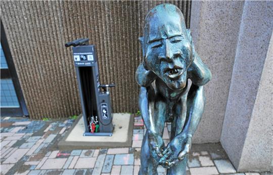 „Hilfesuchender“: Bronze von Walter Kaune, entstanden 1998/1999, dahinter eine Reparatursäule mit Werkzeug. Fotos: Breitkopf