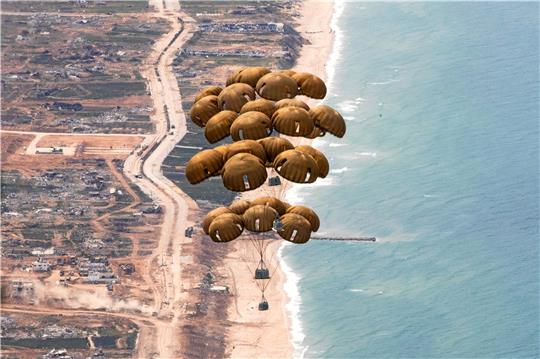 Hilfsgüter an Fallschirmen nach dem Abwurf aus einer deutschen C-130-Maschine über dem Gaza-Streifen. Foto: Bundeswehr