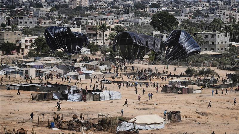 Bilder des Tages Hilfsgüterabwurf: Palästinenser sammeln Versorgungsgüter im Gazastreifen