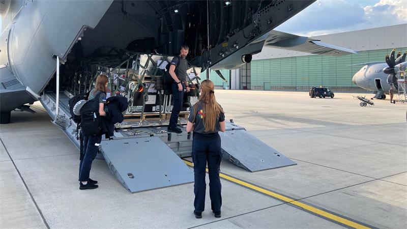 Hilfskräfte aus Litauen besteigen einen A400M der Luftwaffe.