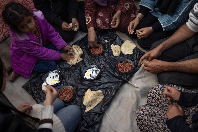 Israels Armee: Hinreichend Nahrungsmittel im Gazastreifen Hilfsorganisationen sprechen von einer drohenden Hungersnot im Gazastreifen. Nach Einschätzung der israelischen Armee gibt es hinlänglich Nahrungsmittel.