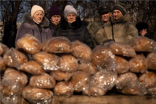 Hilfsorganisationen wie die Caritas verteilen Nahrungsmittel und warme Mahlzeiten an die Menschen in der Ukraine.
