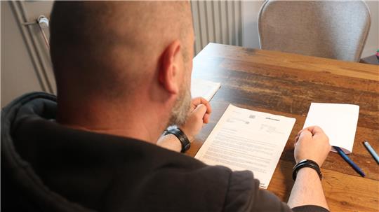 Hilft eine Klage vor dem Sozialgericht in Braunschweig? Ein 38-Jähriger erhält kein Bürgergeld vom Jobcenter, weil das Amt überzeugt ist, dass er mit seiner ehemaligen Partnerin eine „Bedarfsgemeinschaft“ bildet.