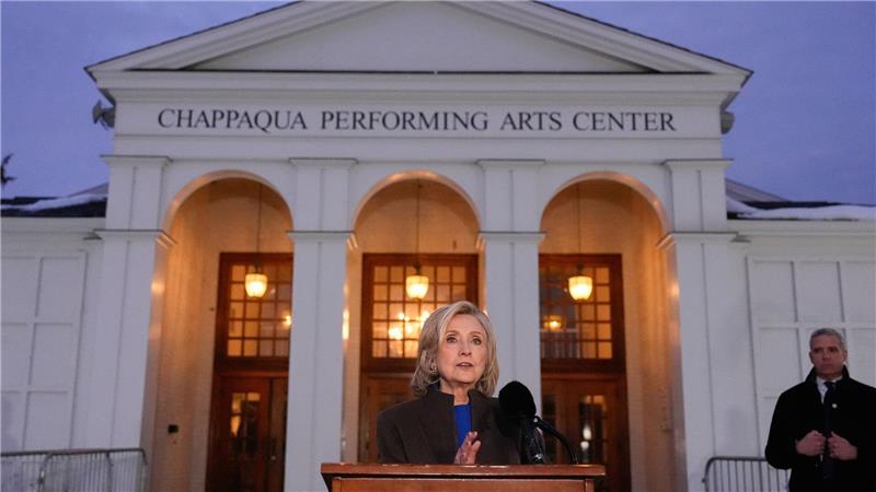 Hillary Clinton trat nach ihrer Befragung vor die Presse, Bill Clinton nach seiner nicht. 