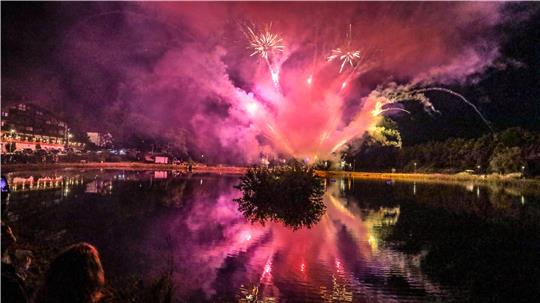 Himmlische Aussichten gab es in Hahnenklee, als sich das farbenprächtige Höhenfeuerwerk im Kurparkteich spiegelte.