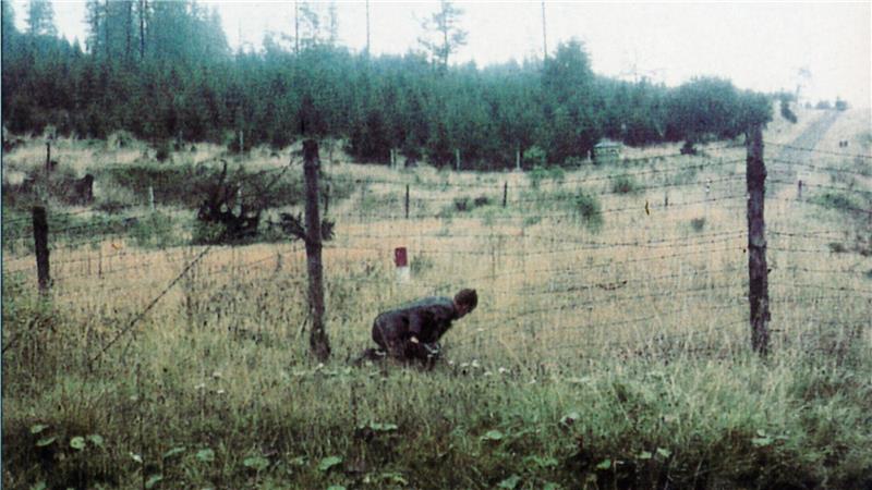 DDR-Flucht im Harz: Unter Todesangst durch den Minenstreifen Hin und wieder wollen Menschen, ob zuvor geflohen oder nicht, auch in die DDR. So wie dieser Mann im Jahr 1965 zwischen Braunlage und Elend, fotografiert von einem westdeutschen Grenzschützer.