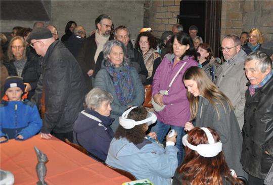 Menschen setzen sich die VR-Brillen auf und beginnen mit einer historischen Reise im Internet. 