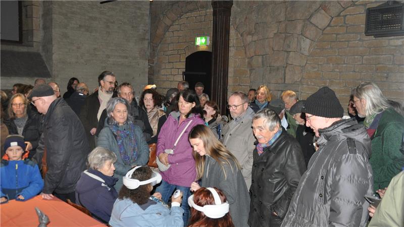 Auf zur Zeitreise: Der virtuelle Goslarer Dom ist freigeschaltet Menschen setzen sich die VR-Brillen auf und beginnen mit einer historischen Reise im Internet.