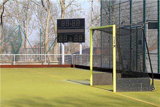 Hingucker für Spieler und Zuschauer: Beim Goslarer HC 09 werden die Tore künftig digital angezeigt.  Foto: Epping