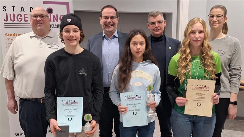 (Hinten, v. l.) Uwe Voges, Ingo Henze, Jens Fiebig und Sophie Kremling freuen sich mit (vorne v. l.) Aaron Jakobs, Marissa Röttger und Celine Krosta.