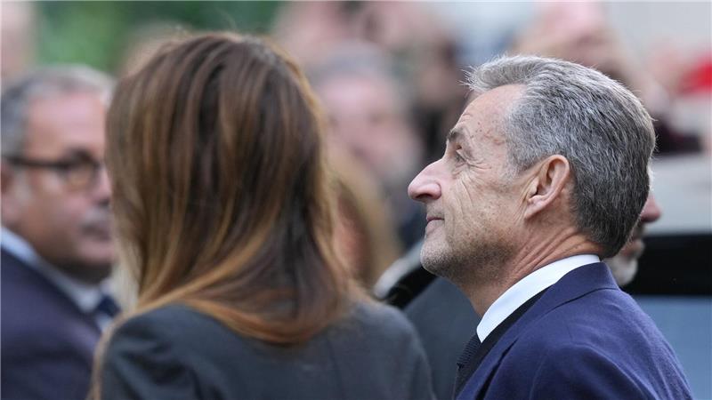 Gericht entscheidet: Bleibt Sarkozy vorerst hinter Gittern? Hinter Gittern erhielt Sarkozy regelmäßig Besuch von seiner Frau Carla Bruni (Archivbild).