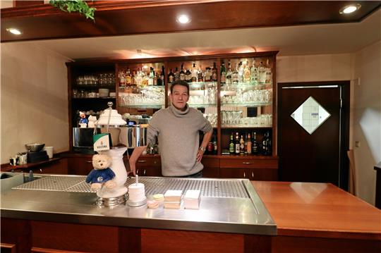 Hinter dem Tresen im Wolfshäger Hotel und Restaurant Graber steht immer wieder auch der Chef Wolfgang Graber selbst. Für sein Haus ist er aktuell trotz Energiekrise und bevorstehendem Winter auf der Suche nach Mitarbeitern für die Küche, den Service und das Housekeeping. Viele Gasthäuser sind, wie er auch, aktuell auf der Suche nach möglichst qualifiziertem Personal. Foto: Jambrek