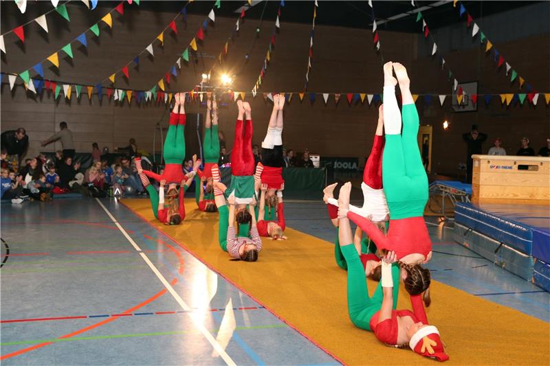 Seesener Weihnachtszirkus: Sporthalle wird zur Manege Hinter den Weihnachtswichteln verbergen sich die Akrobatik-Fortgeschrittenen.