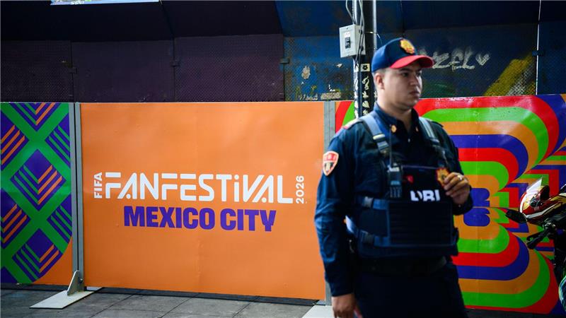 Dunkle Wolken in Mexiko: WM-Anpfiff in der Problemzone Hinter der Mauer wird das Fan-Festival vorbereitet.