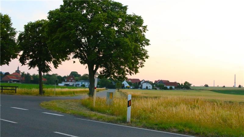 Windpark vor der Haustür ist ein Gewinn Hinter der Ortschaft wächst (rechts im Hintergrund) weithin sichtbar der Windpark in die Höhe.
