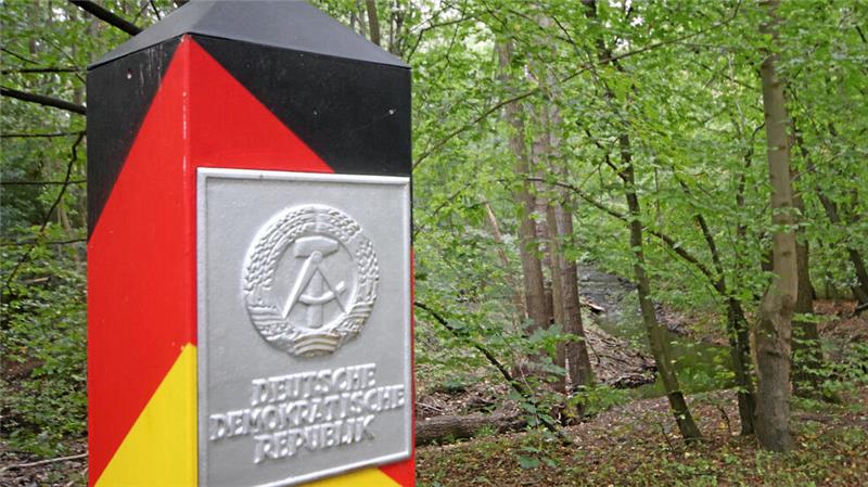 Hinter der Replik einer DDR-Grenzsäule verläuft die Ecker, deren Bachmitte zeitweise deutsch-deutsche Grenze war.