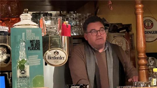 Hinter der Theke der Kneipe „Hille Bille“ in Braunlage kündigt Wolfgang Langer in der Jahreshauptversammlung der Bürgerliste an, 2026 erneut für das Amt des Bürgermeisters kandidieren zu wollen.