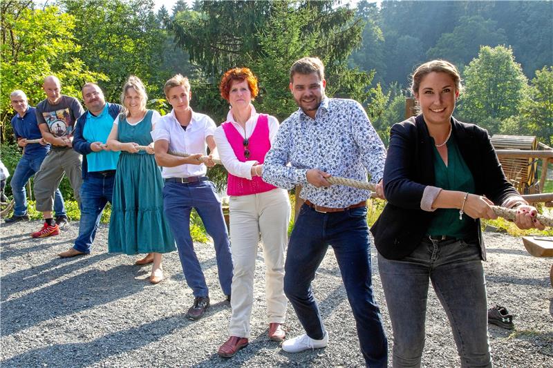 Bürgermeisterkandidatin Jennifer Smoch: „Gemeinsam an einem Strang ziehen“ Hinter der unabhängigen Bürgermeisterkandidatin Jennifer Smoch (vorn) steht ein parteiübergreifendes Team. Ihr Motto lautet: „Gemeinsam an einem Strang ziehen“. Foto: Privat