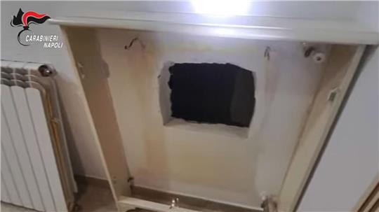 Hinter diesem Loch in der Mauer hatte der gesuchte Boss eines Camorra-Clans sein Versteck. (Handout) 