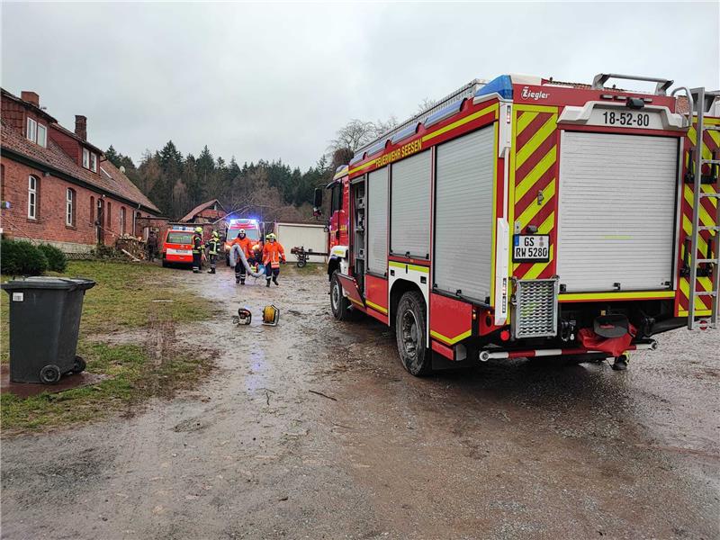 Mann bei Baumfällarbeiten verletzt – Ermittlungen eingeleitet Hinter dieser Garage passierte der Unfall. Foto: Julian Lunkewitz