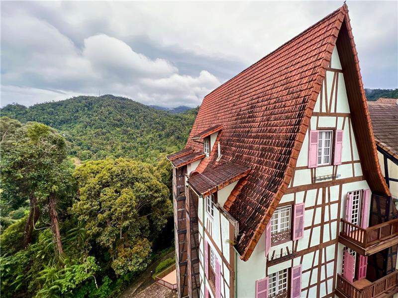 Colmar Tropicale: Ein Stück Elsass im Dschungel von Malaysia Hinter einem Fachwerkhaus in Colmar Tropicale ist der Dschungel der Berjaya Hills zu sehen.