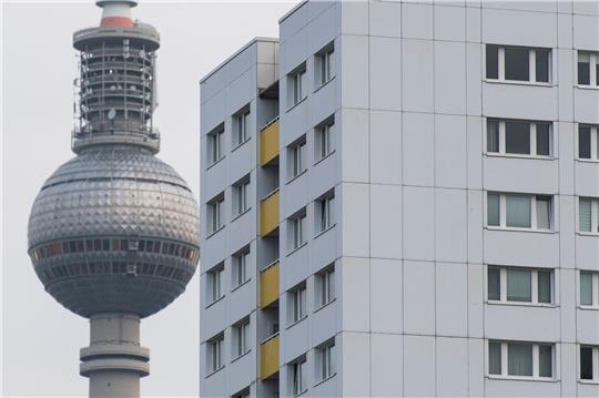 Hinter einem Mietshaus steht der Fernsehturm. Nirgendwo sonst in Deutschland steigen die Wohnpreise so stark wie in der Hauptstadt.