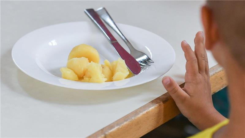 Wenn Menschen weder Erdbeeren noch Orangen essen können Hinter einem extrem wählerischen Essverhalten kann auch Arfid stecken. (Archivbild)