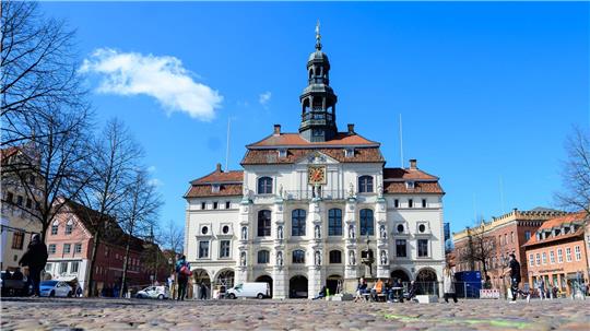 Hinter kleinen Rissen verbergen sich große Schäden - die historische Lüneburger Rathausfassade wird in den kommenden zwei Jahren zur Baustelle.