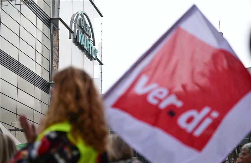 Warnstreiks in 19 Galeria-Filialen in drei Bundesländern Hintergrund der Protestaktionen ist der von den Gläubigern gebilligte Sanierungsplan für das Unternehmen. Er sieht bundesweit die Schließung von 47 der 129 Filialen vor.