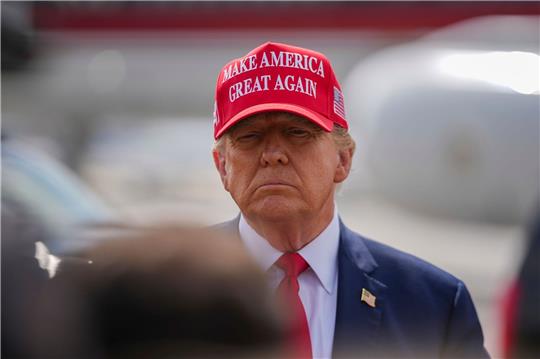 Hintergrund des Falls ist, dass Trump 2016 kurz vor seiner Wahl zum Präsidenten 130.000 US-Dollar Schweigegeld an die Pornodarstellerin Stormy Daniels zahlen ließ.