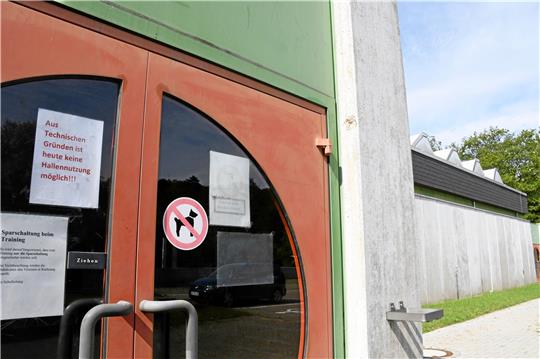 Hinweis an der Sporthalle in Liebenburg im August 2023, sie ist bis heute nicht nutzbar. Ein Gutachten soll klären, ob sie saniert werden kann oder sogar abgerissen werden muss. Archivfoto: Gereke