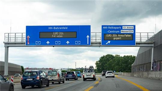 Hinweise zum Park-System während der Europameisterschaft stehen auf digitalen Anzeigetafeln über der A7 an der Abfahrt Hamburg-Bahrenfeld.