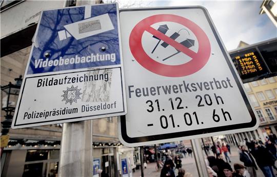 Hinweisschilder auf Videoüberwachung und Böllerverbot in Düsseldorf.
