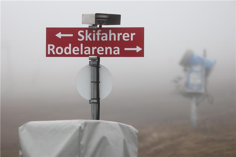 Ein Schild im Wintersportgebiet am Wurmberg weist auf die Pisten für Skifahrer und Rodler hin.