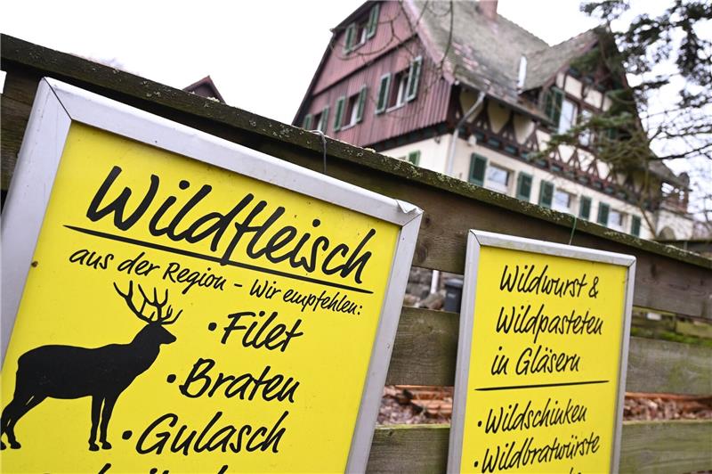Jagdverband: Appetit auf Wildfleisch ist groß Hinweistafeln für den Verkauf von Wildfleisch.
