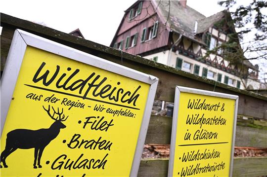 Hinweistafeln für den Verkauf von Wildfleisch.