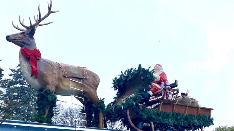 Kleiner Budenzauber in Bad Harzburg ist bis zum 5. Januar geöffnet Hirsch Bruno mit dem Weihnachtsmann im Schlitten ist in diesem Jahr neu dabei.