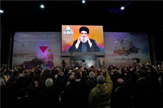 Hisbollah-Führer Sayyed Hassan Nasrallah grüßt seine Anhänger während einer Videoübertragung im Rahmen einer Zeremonie zum vierten Jahrestag der Ermordung des iranischen Quds-Truppengenerals Soleimani.