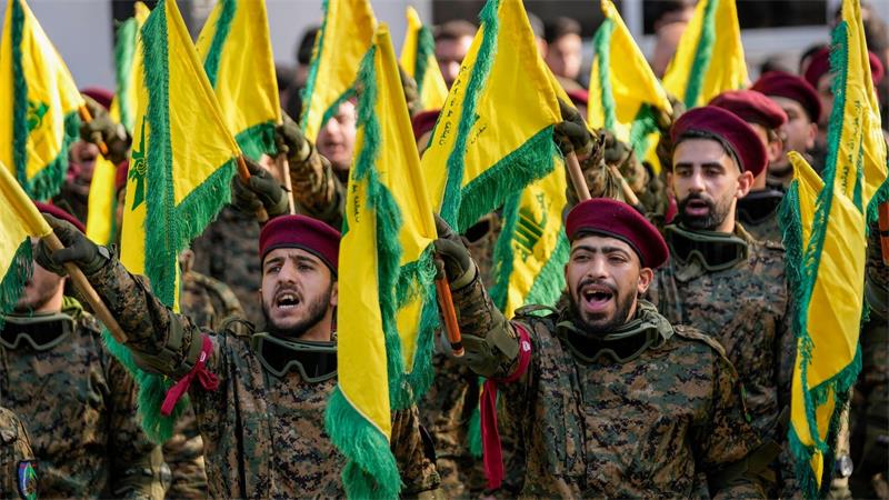 Weitere Eskalation im Südlibanon - Verhandlungen in Gefahr? Hisbollah-Kämpfer bei einer früheren Beerdigung eines hochrangigen Hisbollah-Kommandeurs. (Archivbild)